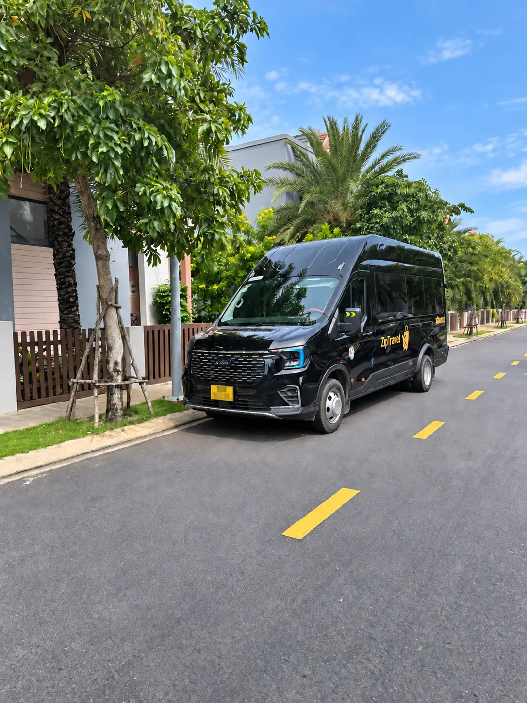Xe 18 chỗ ZipTravel phục vụ khách tại Cà Mau