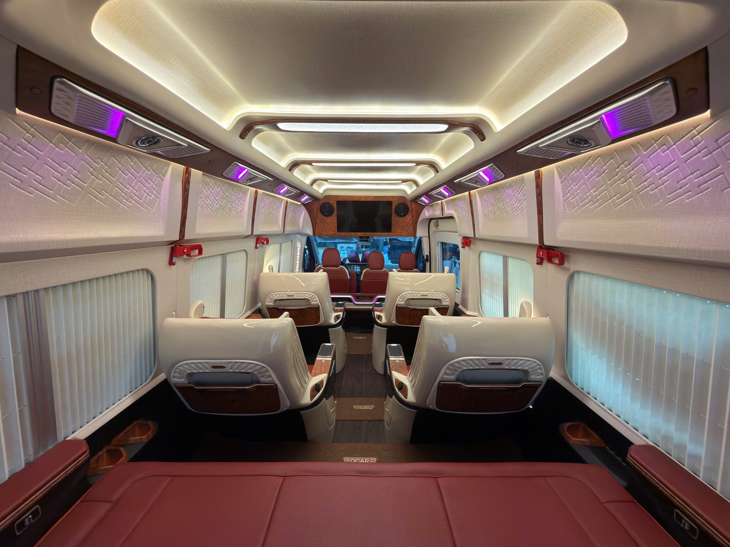 Khoang xe Limousine 9 chỗ rộng rãi cho tuyến Cà Mau đi TP.HCM