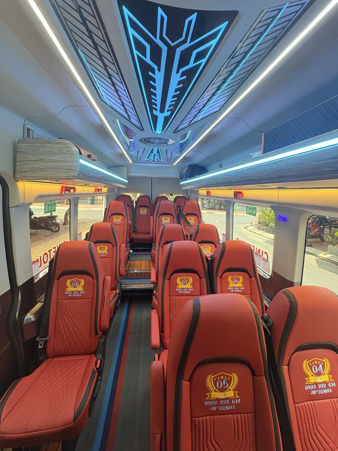 Nội thất xe 18 chỗ ZipTravel đi Đà Lạt