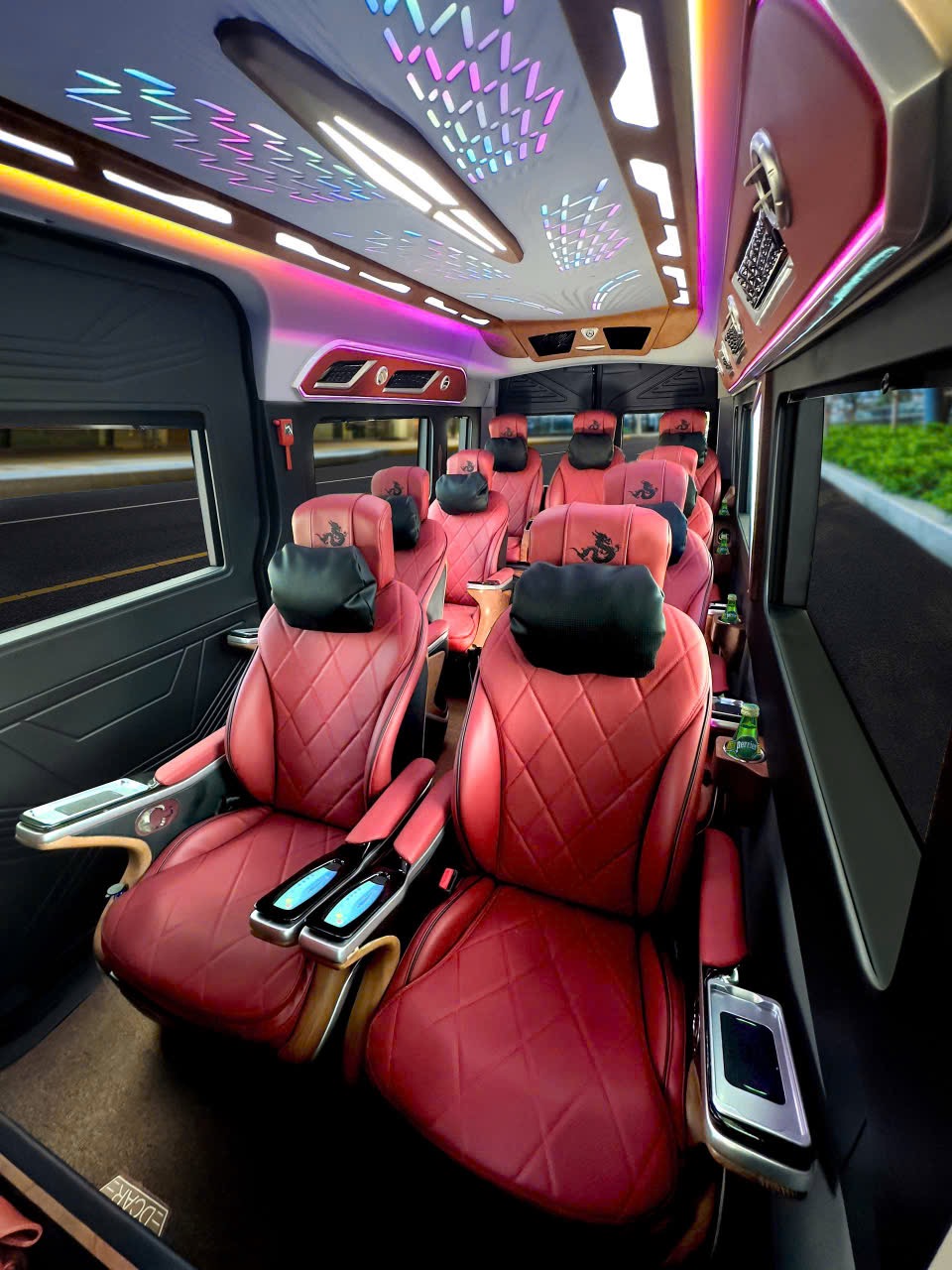 Nội thất xe Limousine phục vụ du lịch Đất Mũi Cà Mau