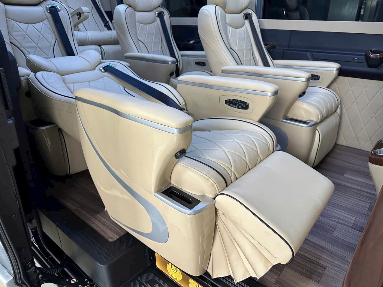 Ghế thương gia Limousine 9 chỗ đời mới phục vụ thuê xe tại Cà Mau