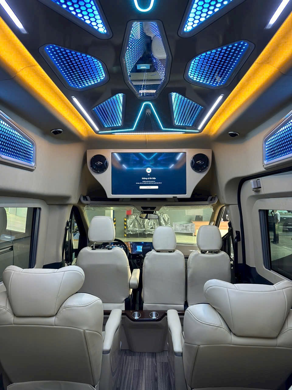 Khoang xe Limousine cao cấp trần LED phục vụ khách tại Cà Mau